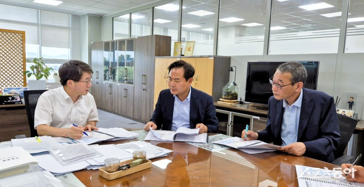 김학홍 경북도 행정부지사(가운데)가 기재부를 방문해 주요 예산안에 대해 설명하고 있다./사진=경북도