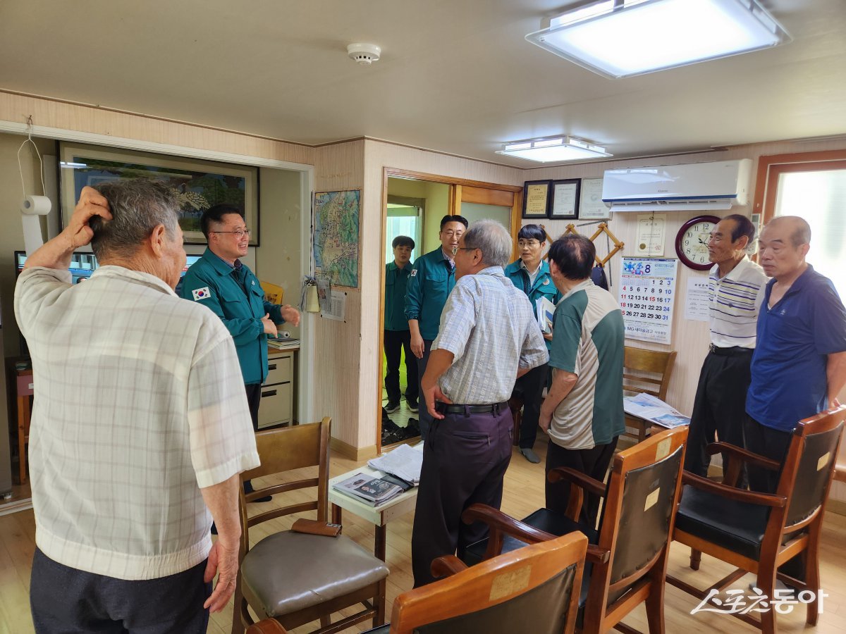 부산 사상구가 지난 5일 주민의 건강과 안전을 위해 대형 공사 현장·무더위쉼터를 집중 점검한 가운데 관계자들이 무더위쉼터를 점검하고 있다. (사진제공=부산 사상구)