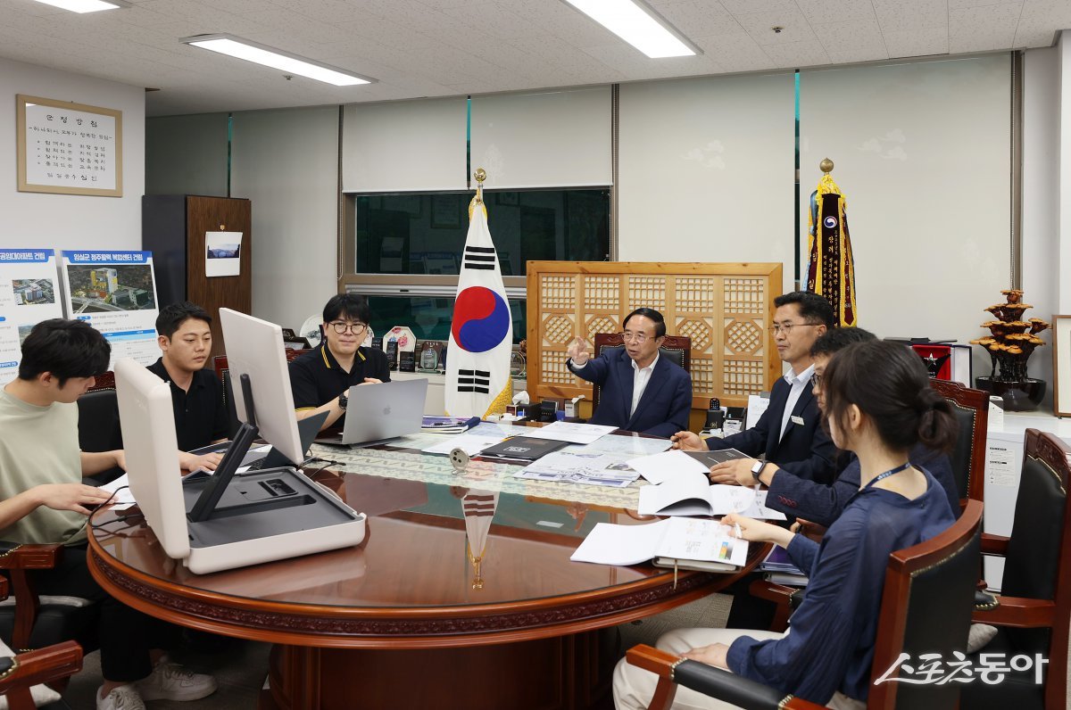 지난 5일 임실군청 군수실에서 열린 임실방문의 해 BI 및 슬로건 개발 보고회. 사진제공=임실군