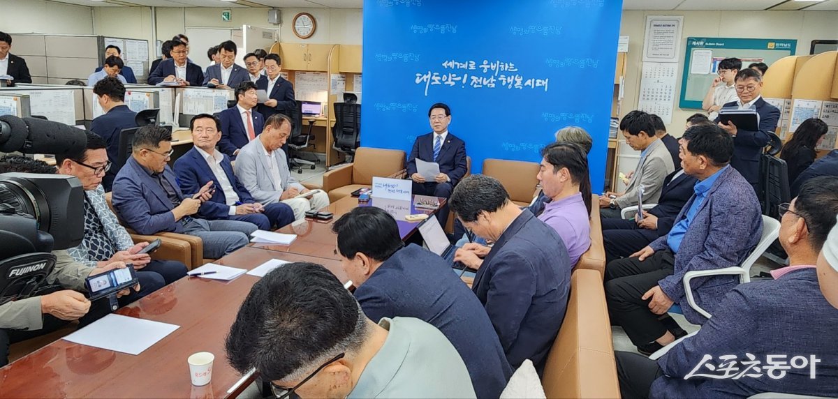 김영록 전라남도지사가 지난 6일 도청 기자실에서 전남도 지역 현안 문제와 관련해 기자간담회를 개최한 모습. 사진제공=양은주 기자