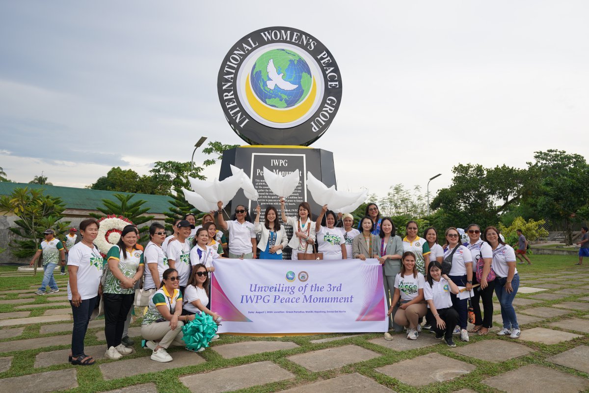 ㈔세계여성평화그룹(IWPG)의 제3호 평화활동 기념비가 필리핀 다바오 델 노르테주 카팔롱시 그린 파라다이스 공원에 건립돼 1일 제막식이 열린 가운데 참석자들이 기념사진을 촬영하고 있다. (사진제공= IWPG)