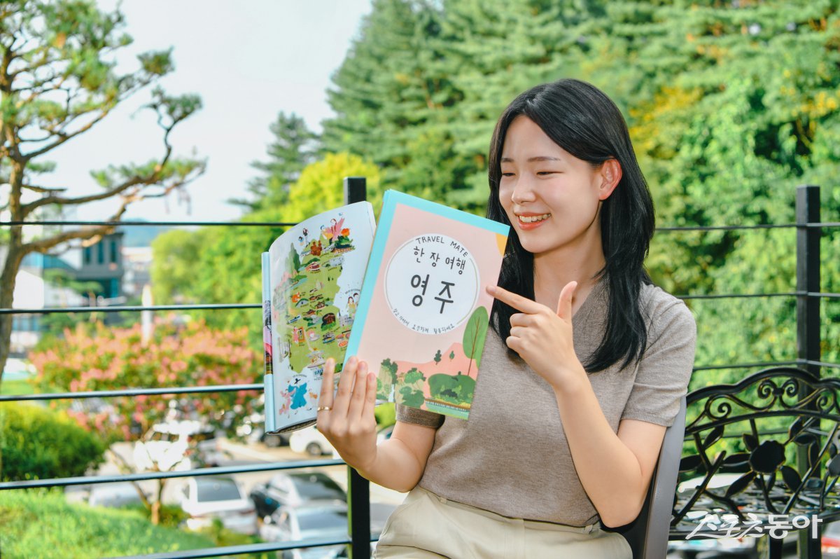 영주시 직원이 영주 관광지도를 소개하고 있다./사진=영주시