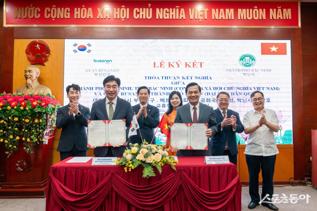 부산진구가 지난 6일 베트남 박닌성 박닌시를 방문해 도시 간 교류협력 강화를 위한 자매도시협정을 체결한 가운데 김영욱 구청장(왼쪽 두 번째)이 관계자들과 기념촬영을 하고 있다. (사진제공=부산 부산진구)