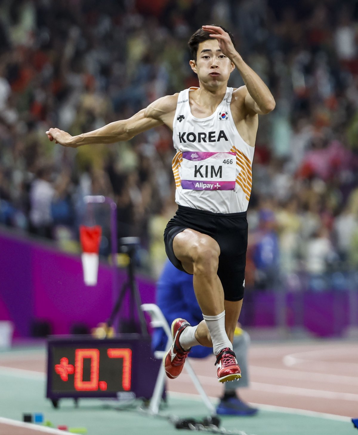 김장우는 8일(한국시간) 스타드 드 프랭스에서 벌어진 2024파리올림픽 육상 남자 세단뛰기 예선에서 16m31의 기록으로 전체 32명 중 26위에 그쳤다. 결선행 티켓은 놓쳤지만, 올림픽 출전선수 한명 한명이 아쉬운 한국육상으로선 그의 도약 자체만으로도 의미가 있었다. 파리｜뉴시스