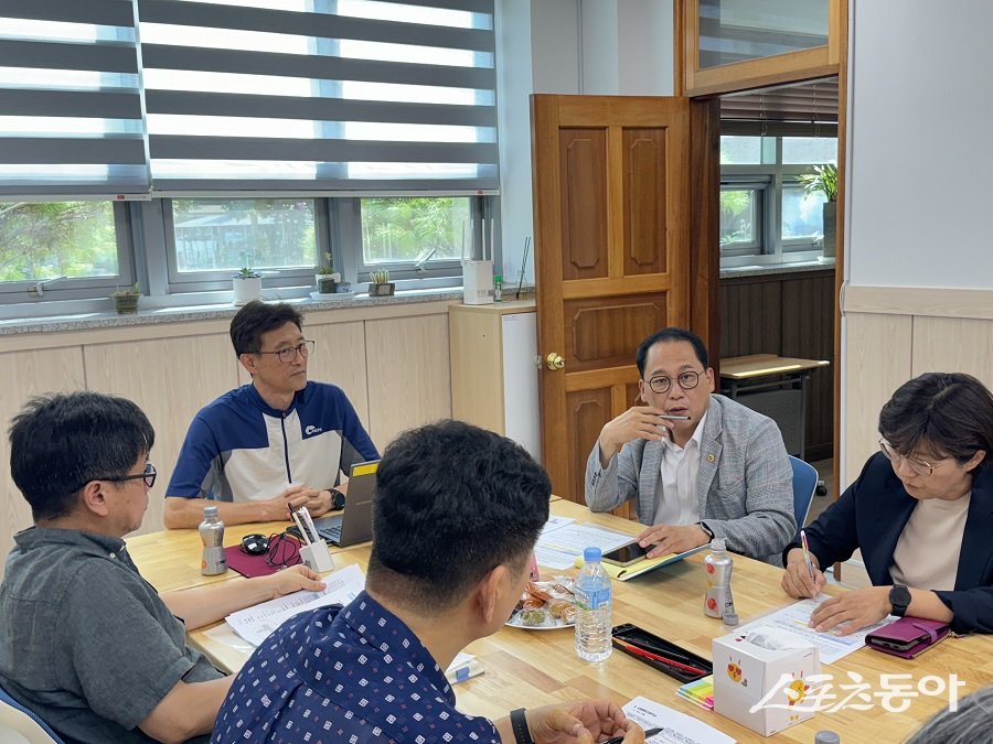 지난 2일 안광률 위원장이 시흥 관내 학교를 방문해 현장의 목소리를 경청하고 있다. 사진제공｜안광률 의원