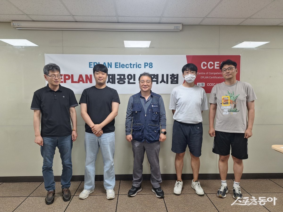 EPLAN 국제인증자격 시험 ECS, ECT를 취득한 동의과학대 학생·교수 응시자들이 기념촬영을 하고 있다. (사진제공=동의과학대학교)