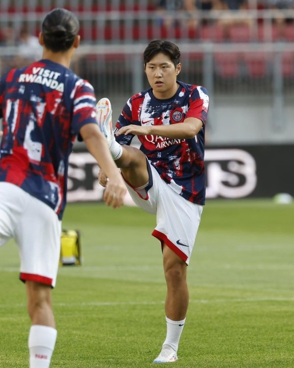 PSG 이강인이 8일(한국시간) 뵈르테르제 슈타디온에서 열릴 슈투름그라츠와 친선전을 앞두고 몸을 풀고 있다. 사진출처｜PSG SNS