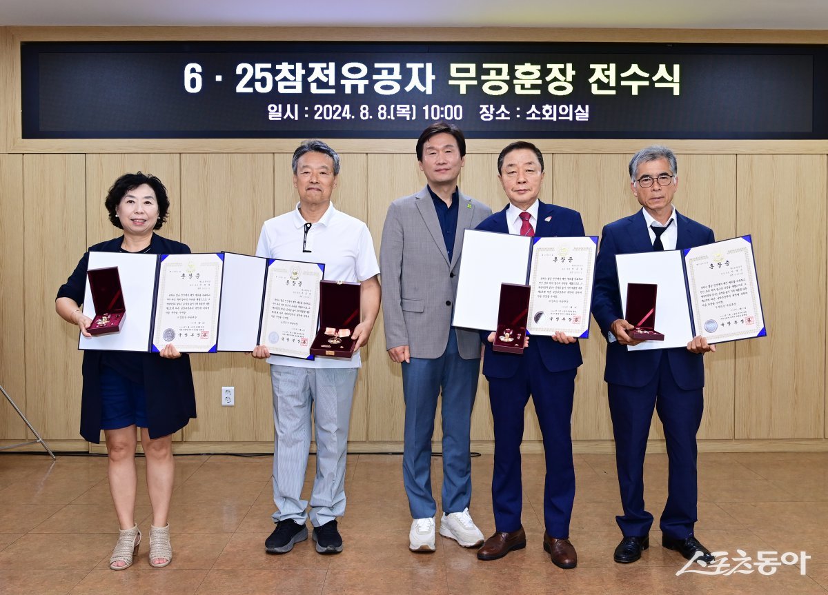 70여년 만에 6.25참전 무공훈장을 전수받은 유가족들./사진=경산시