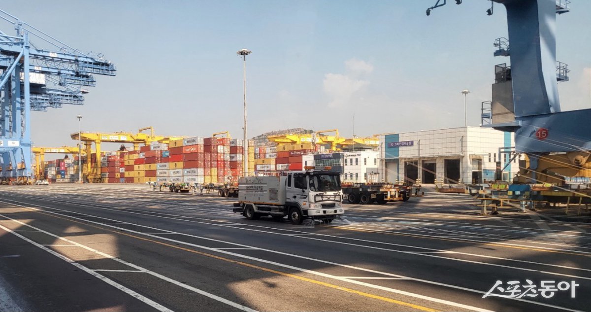 신항 부두 내 투입된 살수차가 물을 뿌리고 있다. (사진제공=부산항만공사)