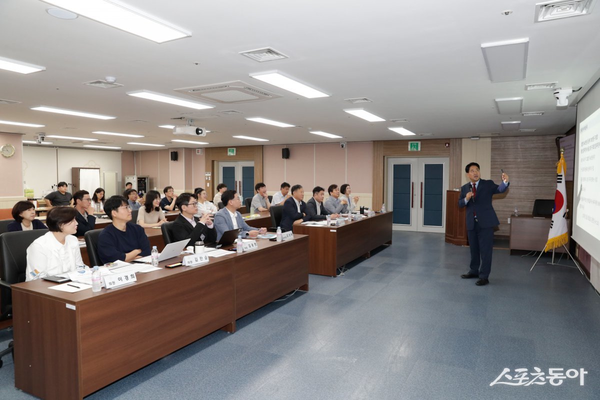 구리시의회는 지난 8일 의회 멀티룸에서 시의원과 직원을 대상으로 청렴 및 4대폭력 근절 교육을 하고 있다. 사진제공ㅣ구리시의회