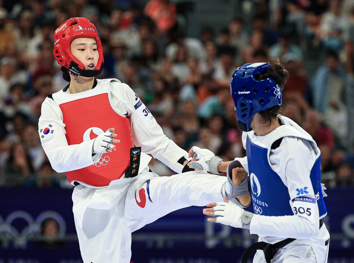 대한민국 태권도 국가대표팀 김유진 선수가 8일 오후(한국시간) 프랑스 파리 그랑 팔레에서 진행된 2024 파리올림픽 태권도 여자 57kg급 16강 경기에서 튀르키예의 하티제 퀴브라 일귄 선수와 자웅을 겨루고 있다. 2024.8.8/뉴스1 ⓒ News1 박정호 기자