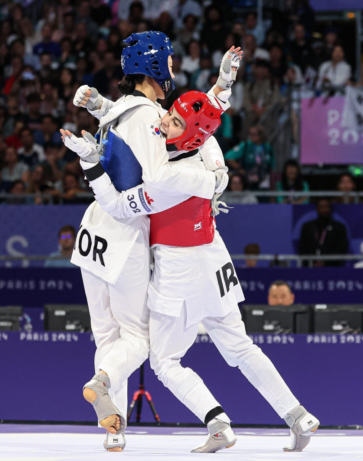 대한민국 태권도 국가대표팀 김유진 선수가 9일(한국시간) 프랑스 파리 그랑 팔레에서 진행된 2024 파리올림픽 태권도 여자 57kg급 결승 경기에서 이란의 나히드 키야니찬데 선수와 자웅을 겨루고 있다. 2024.8.9/뉴스1 ⓒ News1 이동해 기자