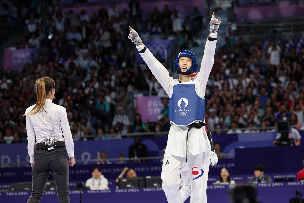 대한민국 태권도 국가대표팀 김유진 선수가 9일(한국시간) 프랑스 파리 그랑 팔레에서 진행된 2024 파리올림픽 태권도 여자 57kg급 결승 경기 이란의 나히드 키야니찬데 선수와의 경기에서 금메달을 확정지은 후 기뻐하고 있다. 2024.8.9/뉴스1 ⓒ News1 이동해 기자