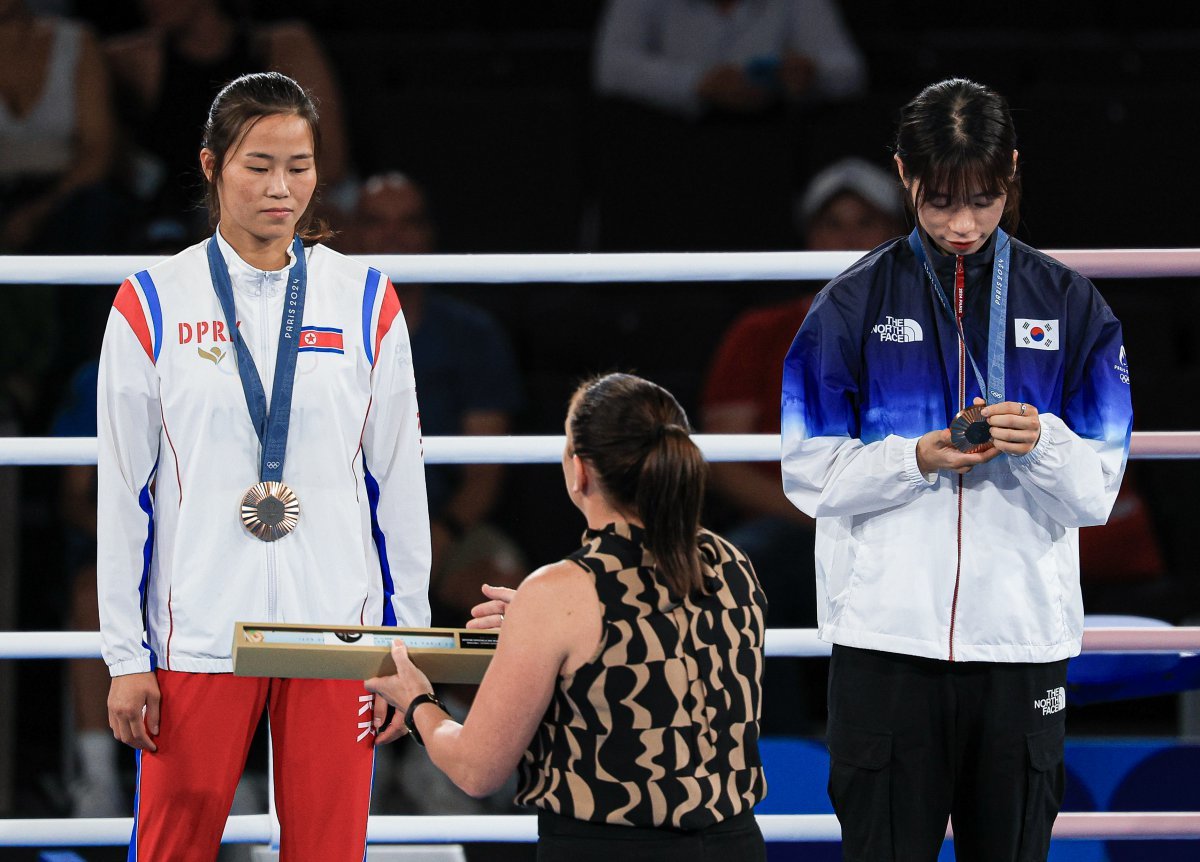 대한민국 복싱 대표팀 임애지 선수가 9일(한국시간) 프랑스 파리 노스 파리 아레나에서 진행된 복싱 여자 54kg급 시상식에서 수여 받은 동메달을 바라보고 있다. 2024.8.9/뉴스1