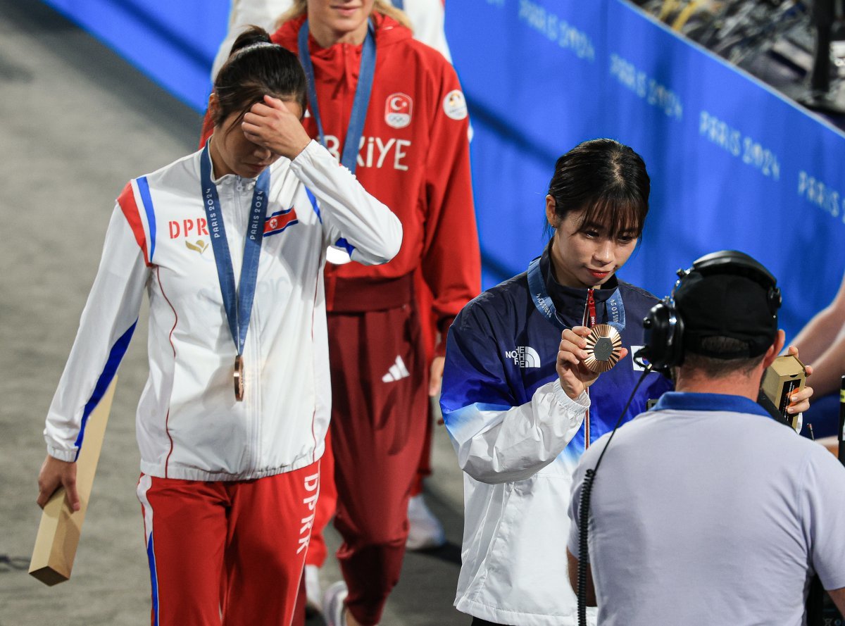 대한민국 복싱 대표팀 임애지 선수와 북한 방철미 선수가9일(한국시간) 프랑스 파리 노스 파리 아레나에서 진행된 복싱 여자 54kg급 시상식을 마친 후 경기장을 나서고 있다. 2024.8.9/뉴스1 ⓒ News1 박정호 기자