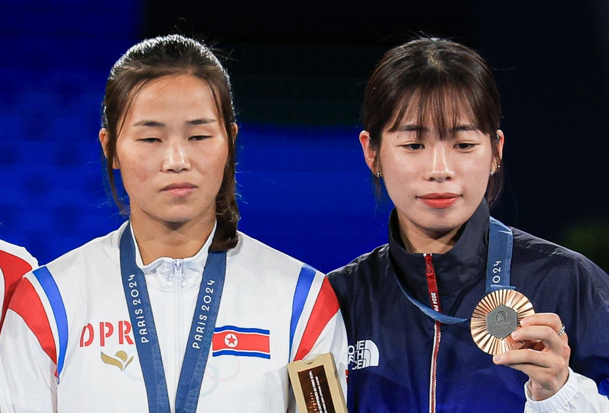 대한민국 복싱 대표팀 임애지 선수와 북한 방철미 선수가9일(한국시간) 프랑스 파리 노스 파리 아레나에서 진행된 복싱 여자 54kg급 시상식에서 포즈를 취하고 있다. 2024.8.9/뉴스1