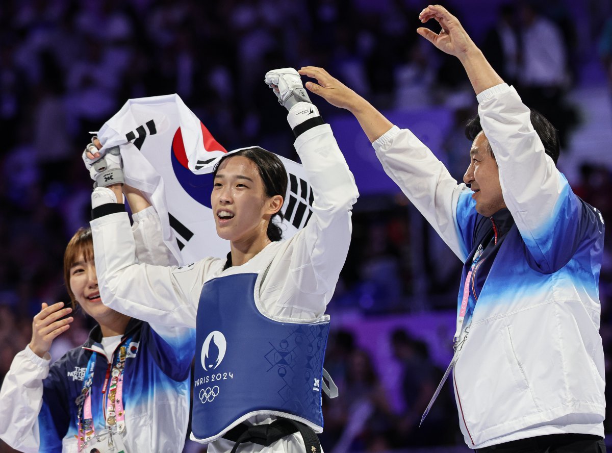 대한민국 태권도 국가대표팀 김유진 선수가 9일(한국시간) 프랑스 파리 그랑 팔레에서 진행된 2024 파리올림픽 태권도 여자 57kg급 결승 경기 이란의 나히드 키야니찬데 선수와의 경기에서 금메달을 확정지은 후 기뻐하고 있다. 2024.8.9/뉴스1