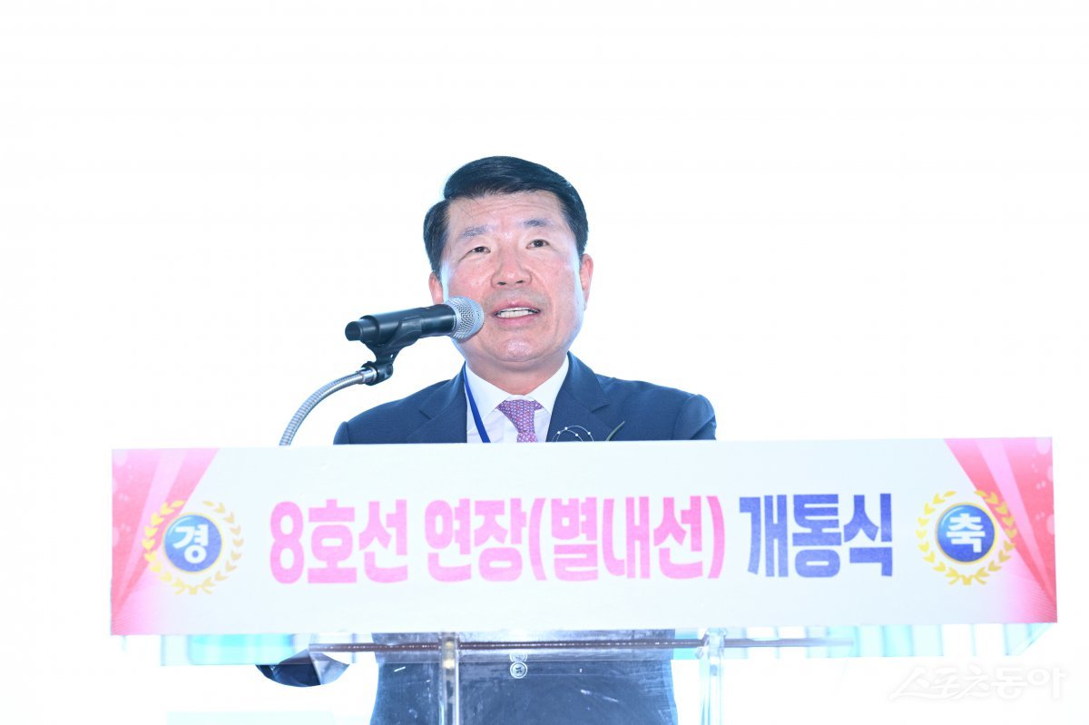 백경현 시장이 9일 오후 5시에 구리역 환승대합실에서  ‘8호선 연장 개통식’에서 축사를 하고 있다.  사진제공ㅣ구리시