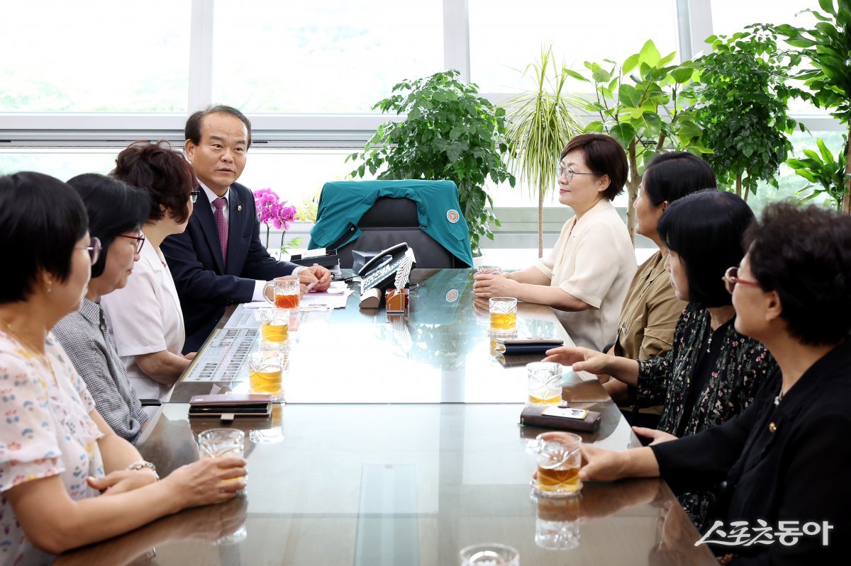 성남시의회 이덕수 의장(윈쪽 네번째)이 8일 성남시여성단체협의회와의 차담회를 개최하고 있다.  사진제공ㅣ성남시의회