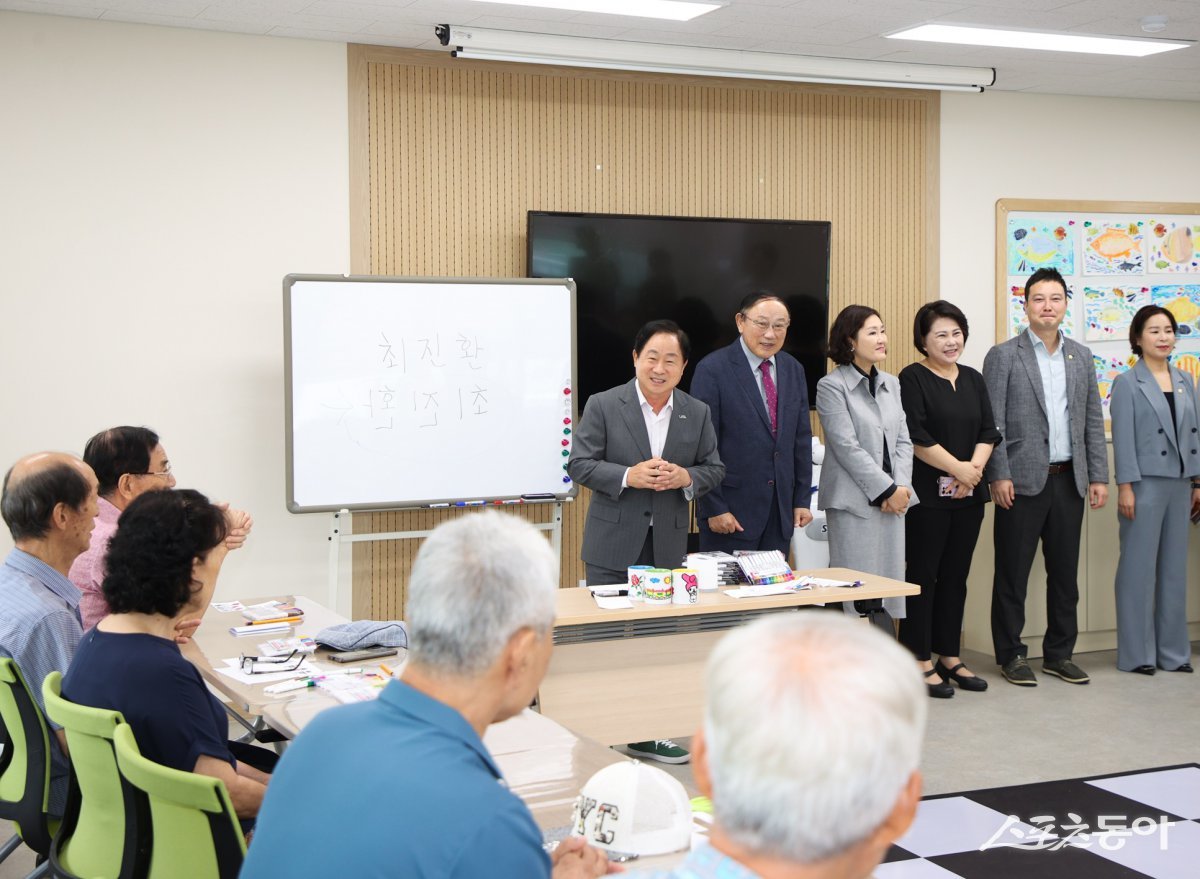 주광덕 시장(중앙 윈쪽 첫번째)이 8일 시청 제2청사에서 치매안심센터 이전 개소식을 하고 있다. 사진제공ㅣ남양주시