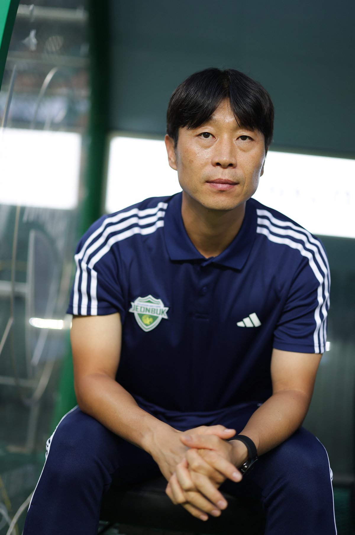 광주와 9일 홈경기 도중 그라운드를 응시하는 김두현 전북 감독. 사진제공 | 한국프로축구연맹