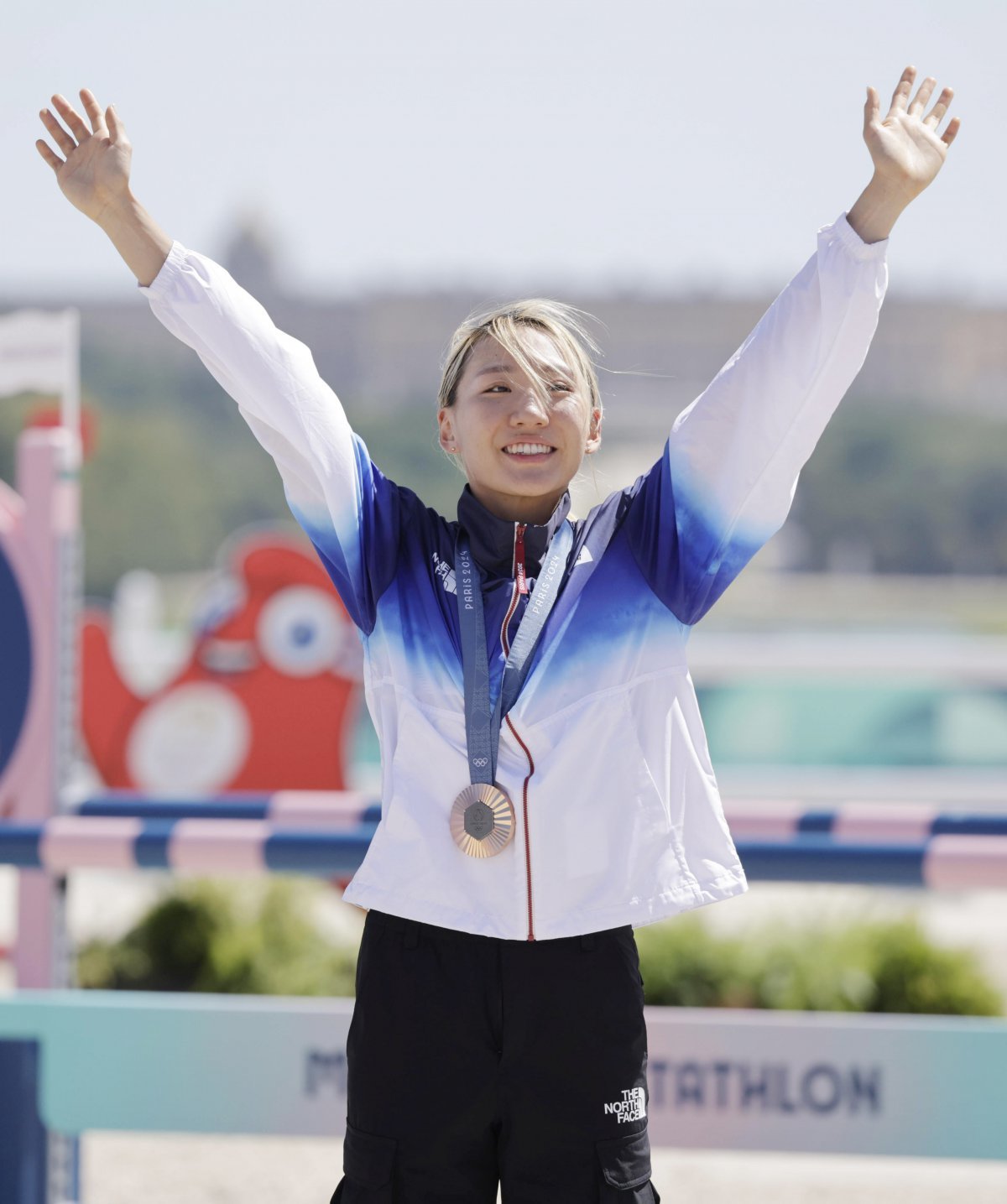 성승민이 11일(한국시간) 프랑스 베르사유 궁전에 마련된 근대5종 경기장에서 열린 2024파리올림픽 여자 근대5종 시상식에서 동메달을 목에 걸고 기뻐하고 있다. 파리｜뉴시스