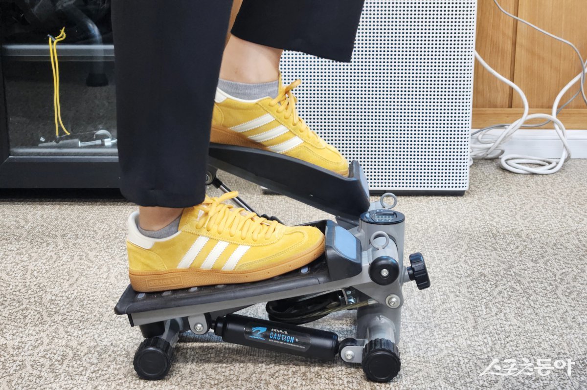 스테퍼 활용 계단오르기 운동 모습./사진=청송군