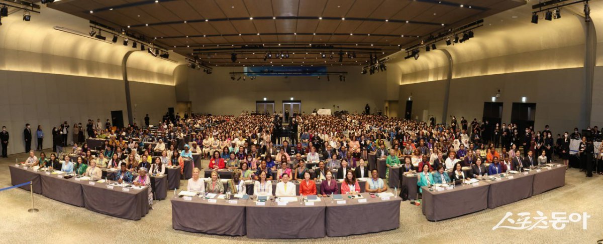 지난해 9월 19일 인천 중구 그랜드 하얏트 인천 웨스트 타워에서 ‘2023 세계여성평화 콘퍼런스’가 열린 가운데 참석자들이 기념사진을 촬영하고 있다. (사진제공=IWPG)