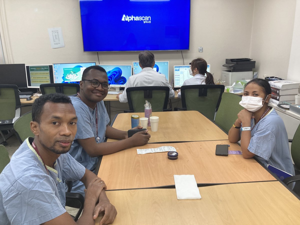 고려대안암병원 외과 의국에서 교육 준비중인 마다가스카르 연수생들                                   사진제공｜고려대의료원