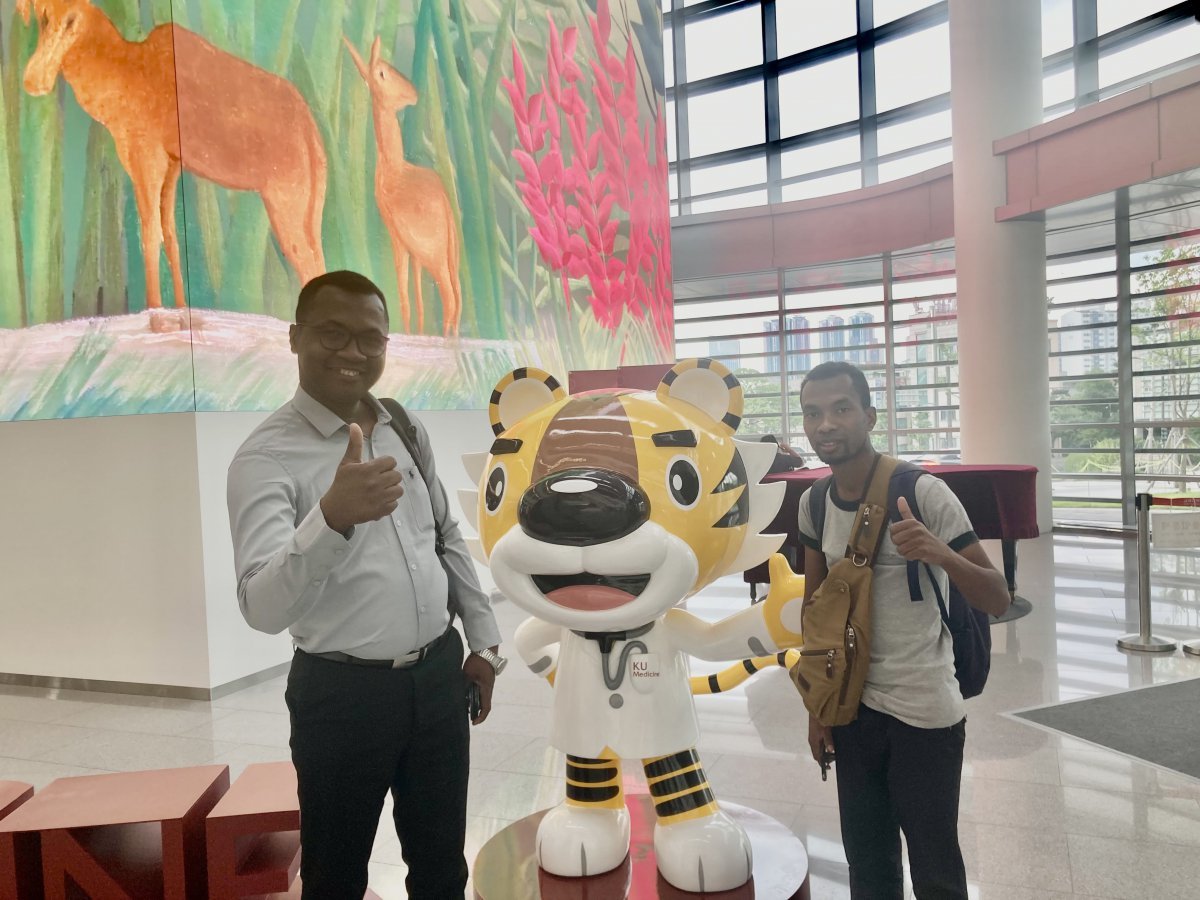 마다가스카르 연수생들이 고려대안암병원 투어와 오리엔테이션 후 기념촬영을 하고 있다                                                   사진제공｜고려대의료원