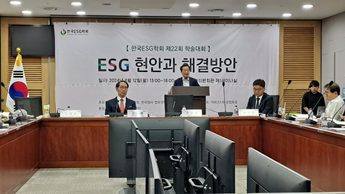 축사하는 김재홍 ESG실천국민연대 상임의장(17대 국회의원, 전 서울디지털대 총장·왼쪽에서 두 번째). 김 상임의장은 “국제기구의 ESG 지침 중 투명 경영과 공정거래를 실천함으로써   부패 방지에 큰 효과를 거둘 수 있다”고 강조했다.