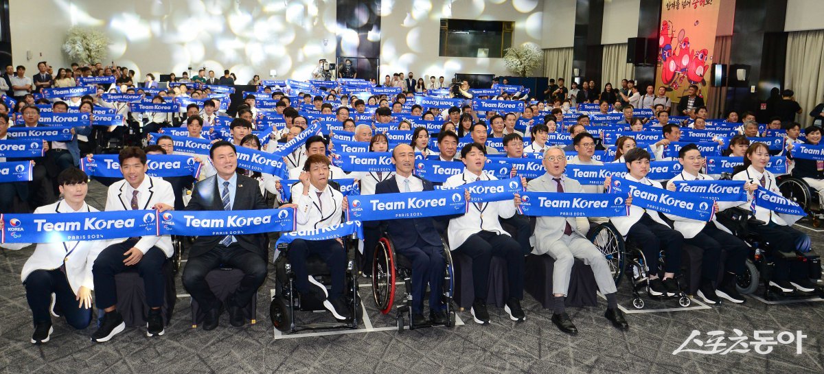 12일 서울 송파구 올림픽파크텔에서 열린 ‘2024 파리 패럴림픽 대한민국 선수단 결단식’에서 선수단이 기념촬영을 하고 있다.  김종원 기자 won@donga.com