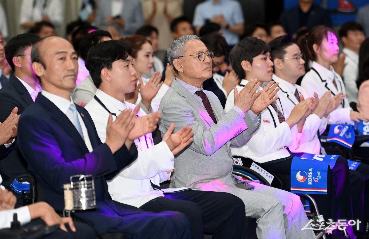 12일 서울 송파구 올림픽파크텔에서 열린 ‘2024 파리 패럴림픽 대한민국 선수단 결단식’에 참석한 유인촌 문화체육관광부 장관이 박수를 치고 있다.  김종원 기자 won@donga.com