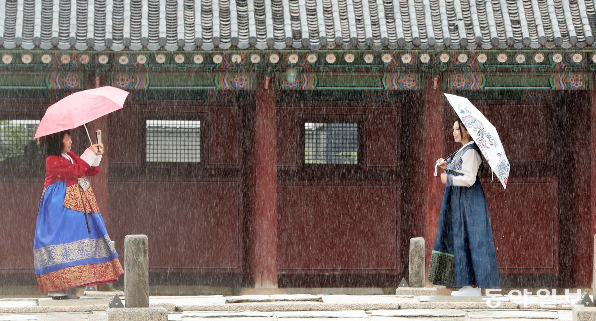 서울 경복궁을 찾은 외국인 관광객들이 우산을 든 채 거닐고 있다. 문체부는 한국방문의해위원회와 함께 서올에 집중된 한국 관광 수요를 지방으로 분산하는 ‘지방관광 특화상품’ 11개를 발표했다                                     스포츠동아DB