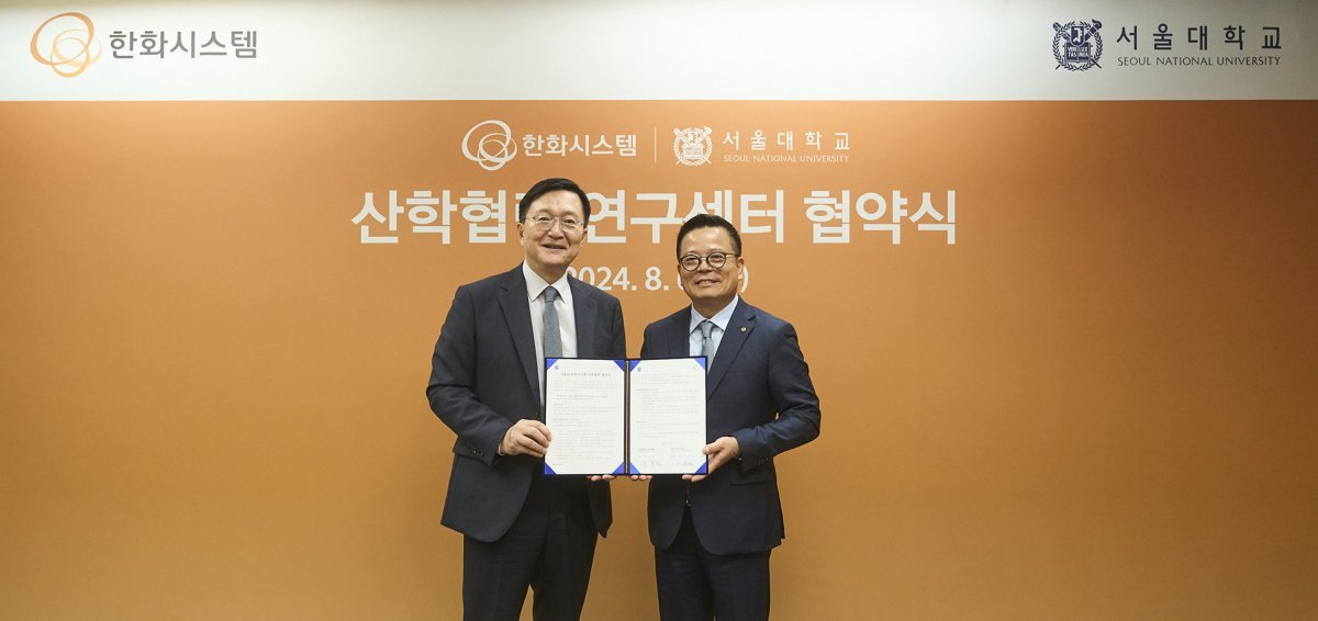 한화시스템과 서울대학교가 서울 관악구에 위치한 서울대학교 캠퍼스에서 산학협력 MOU를 체결했다. 어성철 한화시스템 대표이사(오른쪽)와 유홍림 서울대학교 총장이 기념 촬영하고 있다. 사진제공 |한화시스템