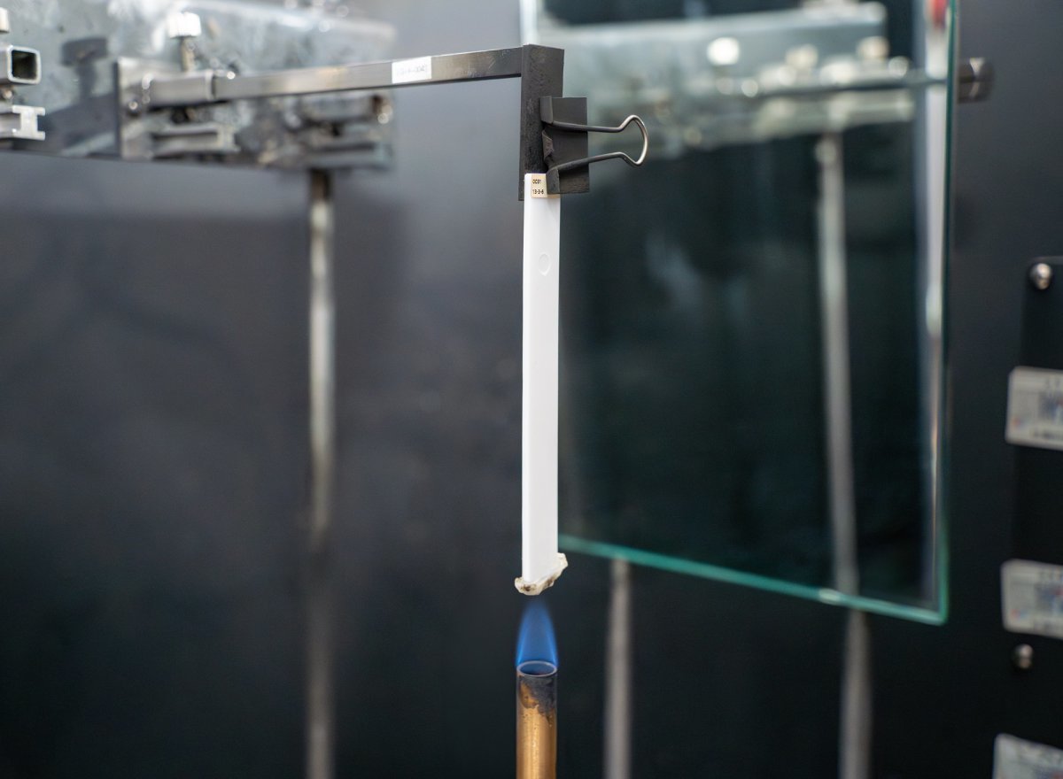 LG화학의 친환경 난연소재가 난연성 검증 테스트를 받고 있다. 사진제공 ｜LG화학