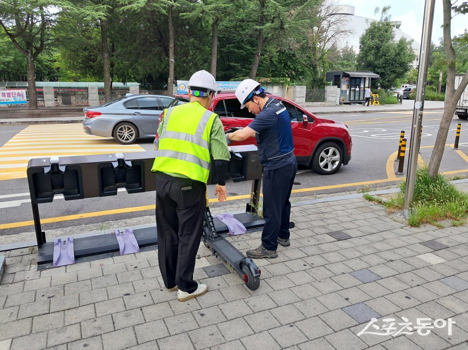 전주시가 최근 보도 위에 설치된 전동킥보드 전기 충전시설에 대한 안전 점검하고 있는 모습. 사진제공=전주시