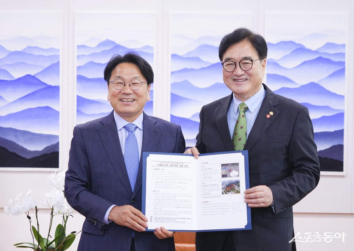 강기정 광주광역시장이 13일 오전 서울 국회를 찾아 우원식 국회의장과 캐스퍼EV 차량 구매 협약을 체결했다. 사진제공=광주광역시