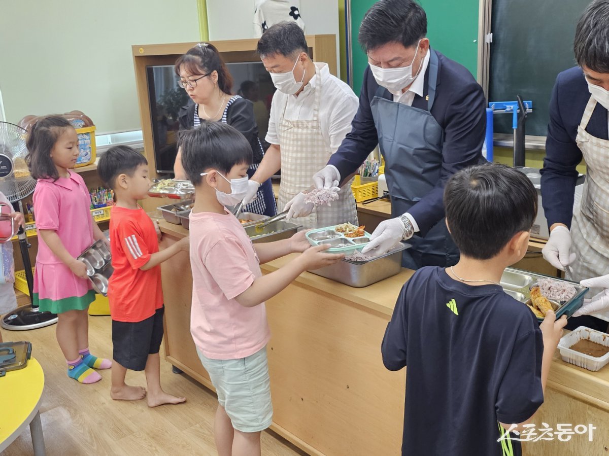 김정희 교육위원장이 13일 순천용당초등학교를 방문해 늘봄학교 행복도시락 급식 봉사를 진행하고있다. 사진제공=전남도