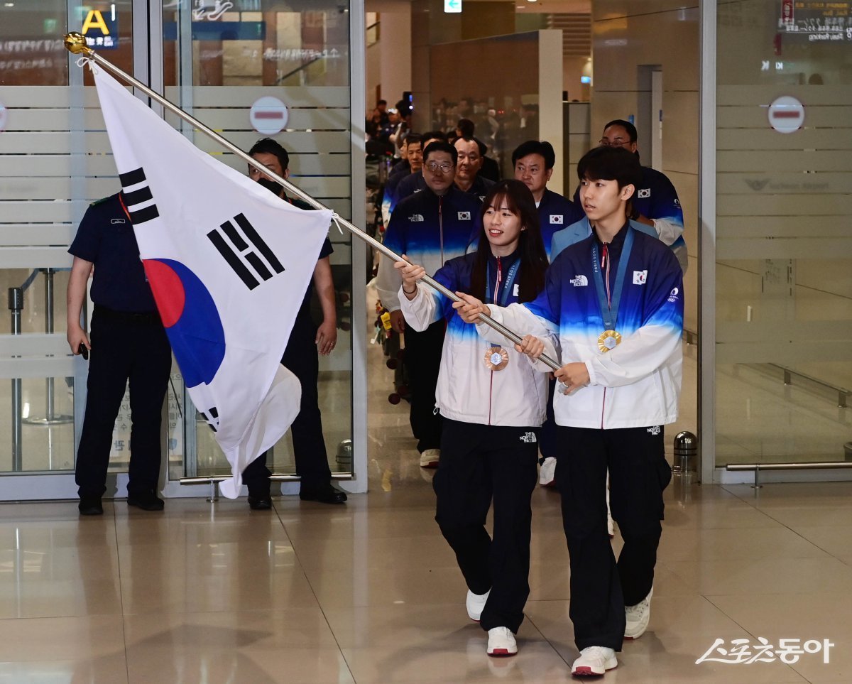 2024파리올림픽 한국 선수단 본진이 13일 인천국제공항을 통해 귀국하고 있다. 기수로 나선 태권도 박태준(앞 오른쪽)과 복싱 임애지(앞 왼쪽)의 표정을 통해 선수단의 밝은 분위기를 짐박할 수 있다. 인천국제공항 ｜ 주현희 기자 teth1147@donga.com