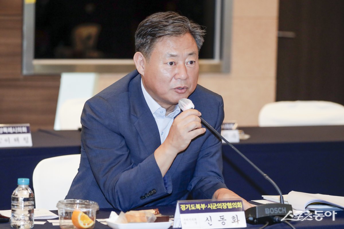 신동화 의장이 지난 13일 고양시 킨텍스 제2전시장에서 제112차 경기도북부시군의회 의장협의회 정례회의 참석에서 구리대교를 설명하고 있다. 사진제공ㅣ구리시