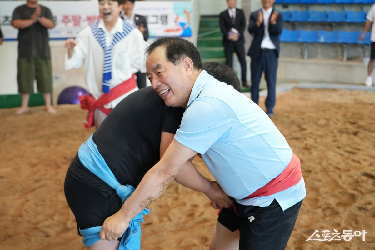 하윤수 교육감이 14일 부산씨름체육관에서 ‘스포츠 늘봄학교 방학 캠프’ 참가 학생과 씨름을 하고 있다. (사진제공=부산시교육청)
