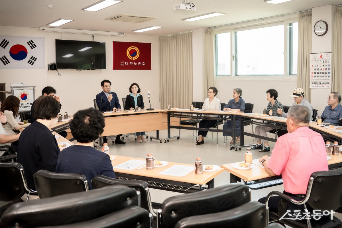 남양주시의회 조성대 의장(중앙 윈쪽)이 지난 14일 대한노인회 남양주시지회 권역별 분회 방문 마무리하고 있다. 사진제공ㅣ남양주시의회