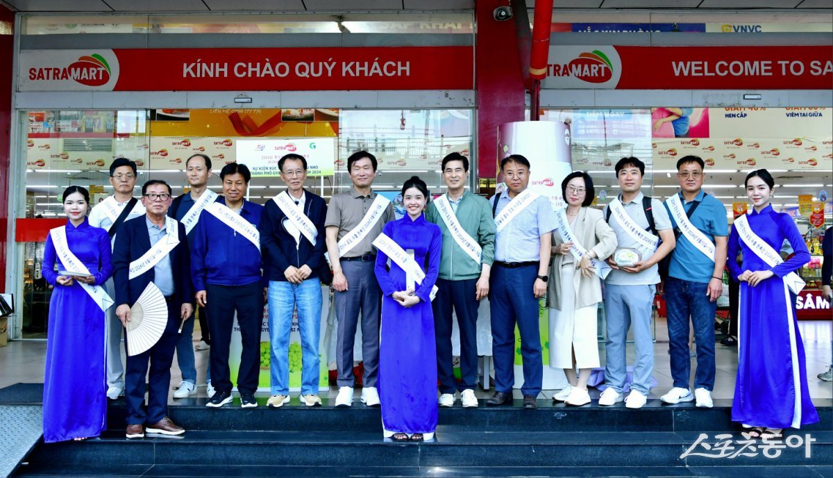 조현일 경산시장(뒷줄 왼쪽에서 5번째)이 베트남 화랑업체를 방문해 수출간담회를 갖고 관계자들과 기념촬영을 하고 있다./사진=경산시