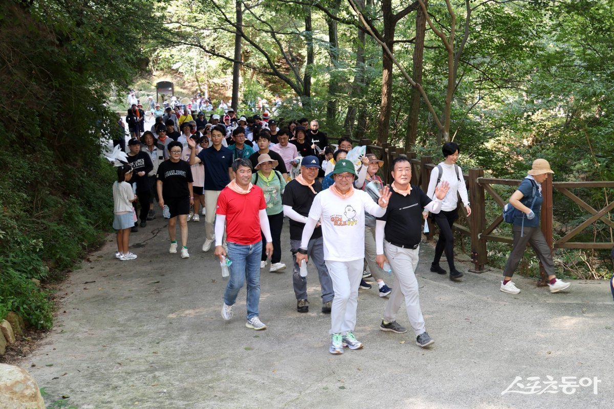 홍태용 시장(가운데)이 시 대표 캐릭터 토더기가 그려진 티셔츠를 입고 숲속 둘레길을 걷고 있다. (사진제공=김해시)