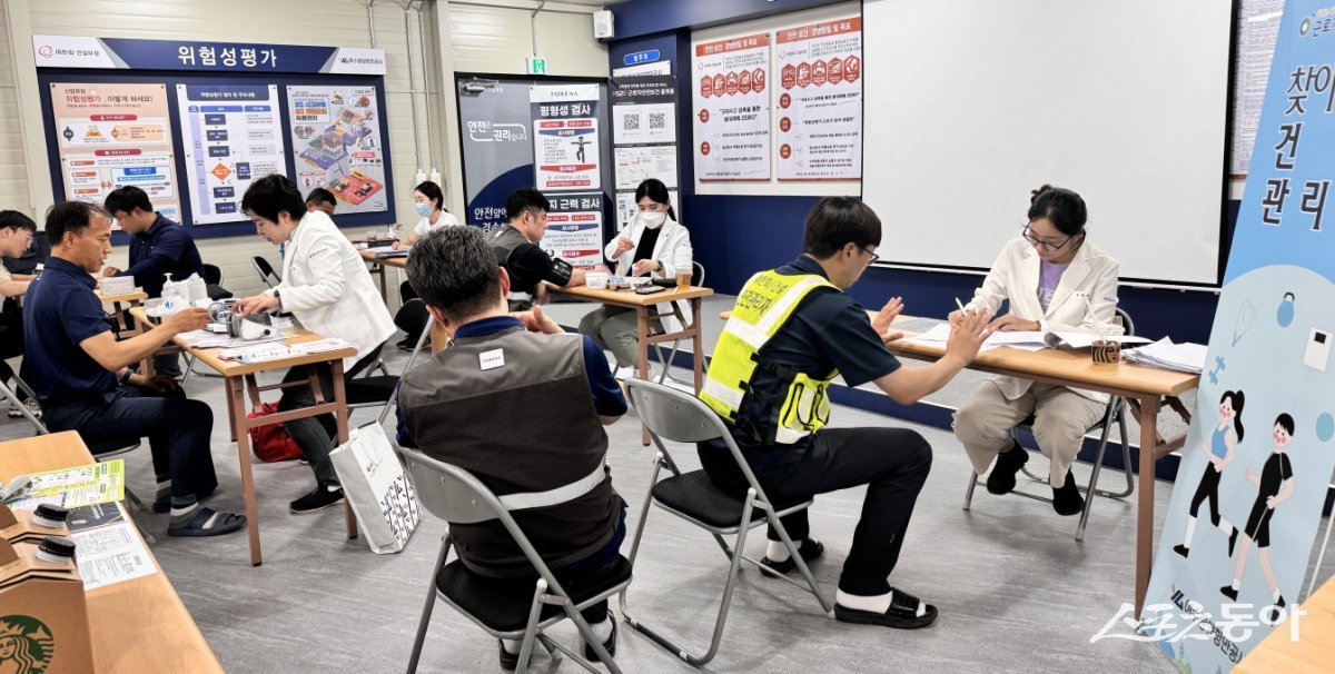 여수광양항만공사가 지난 13일 광양항 항만관련부지 조성공사 현장근로자를 대상으로 찾아가는 건강관리실을 운영했다. 사진제공=여수광양항만공사