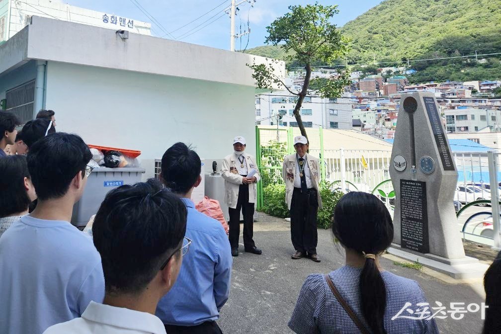 HWPL 글로벌3지부가 지난 7월 ‘6.25 참전용사와 함께하는 역사탐방’을 진행한 가운데 참전용사에게 이야기를 듣고 있다. (사진제공=HWPL 글로벌3지부)