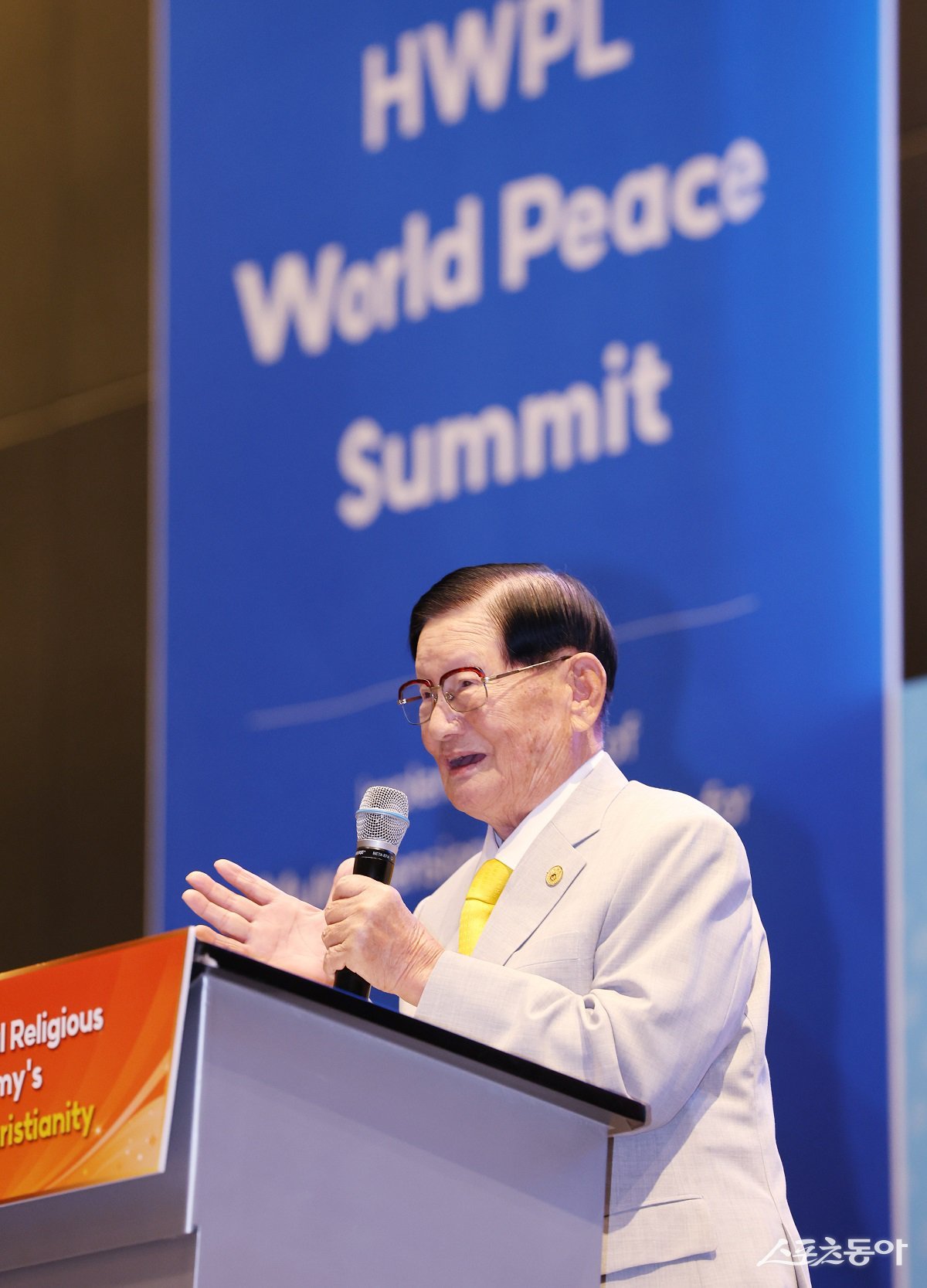 지난해 9월21일 인천 영종도 그랜드 하얏트 인천 호텔에서 열린 HWPL 9.18 평화 만국회의 9주년 기념식 ‘세계 종교평화아카데미 특강’에서 이만희 대표가 발언하고 있다. (사진제공=HWPL 글로벌3지부)