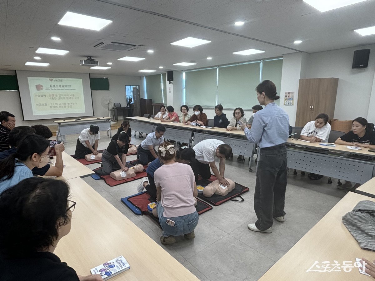 부산진구가 지난 14일 연지동주민센터 대회의실에서 주민 30명을 대상으로 찾아가는 ‘생활안전체험·안전 한 바퀴’를 실시한 가운데 심폐소생술 실습을 하고 있는 모습. (사진제공=부산 부산진구)