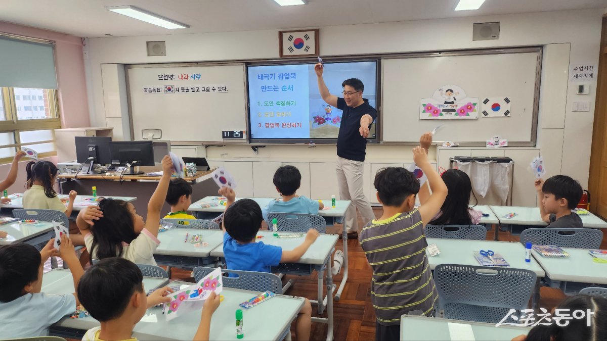 김창석 부위원장이 지난 16일 사상구 동궁초등학교에서 ‘나라 사랑’을 주제로 일일 수업을 진행하고 있다. (사진제공=부산시교육청)
